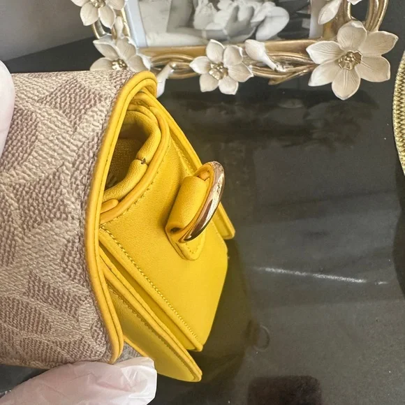 Chic Yellow Canvas Shoulder/Cross Body with Gold Hardware & Bonus Straps BNWT - Picture 5 of 17